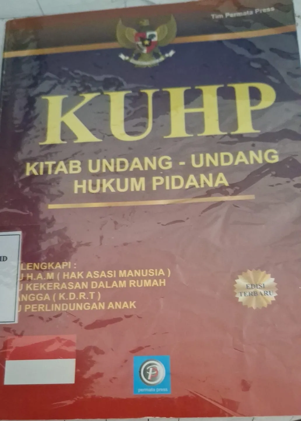 Cover KUHP (Kitab Undang-Undang Hukum Pidana) Dilengkapi UU H.A.M ( Hak Asasi Manusia) UU Kekerasan dalam rumah tangga (K.D.R.T) UU Perlindungan anak / Tim Permata Press